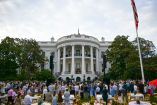 El nuevo portal de la Casa Blanca retrata a inmigrantes como “aliens” en un diseño inspirado en encuentros extraterrestres.