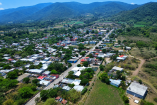 TLAQUILPA, Ver.- En este rincón de la sierra de Zongolica, Tlaquilpa es uno de los municipios más pequeños y de mayor arraigo. La vida solía contarse en voz baja entre casas de madera, caminos empinados y una comunidad que sostiene su identidad en la lengua, los bordados y sus tradiciones ancestrales, hasta que Yolett Cervantes Cuaquehua, de 21 años, habló fuerte al demostrar su amor por el futbol desde muy pequeña e irrumpió en la escena pública para recibir el boleto 00001 que la presidenta Claudia Sheinbaum cedió para la inauguración del Mundial 2026.“Soy Yolett Cervantes Cuaquehua, de 21 años, del municipio de Tlaquilpa, Veracruz. Me decidí a participar con mi traje tradicional para darle valor e importancia a nuestra cultura. Cuando apenas tenía cuatro años ya podía leer y escribir. Mi papá me enseñó a declamar poesía náhuatl.Declamé en universidades y espacios gubernamentales. A los ocho años participé en un concurso de poesía a nivel estatal y obtuve el primer lugar. Y mi premio fue, junto con otras niñas y niños, un viaje a España para ver un partido de futbol en el estadio Bernabéu. De regreso, yo estaba enamorada del futbol y, a partir de ese momento, me olvidé de la poesía”, refiere Yolett.La transición de la poesía al balón no borró su identidad. La reforzó. Su padre la entrenó durante cuatro años, sin más recursos que el patio de la casa, los zapatos de la escuela y la voluntad de ambos. Ella misma cuenta que llegó a hacer entre tres mil y cuatro mil dominadas, que entrenaba descalza y que, en medio de la práctica, rompió jarros, pocillos y comales, mientras su madre regañaba, pero también sostenía. Esa mezcla de rigor y ternura es parte de la historia familiar que la acompaña y que la convirtió en una atleta disciplinada.Desde Tlaquilpa dio el salto a equipos de Orizaba; luego, a selecciones de Zongolica y Orizaba, y más tarde a visorias en Chivas, León, Pachuca, Pumas y Puebla. Nunca tuvo un entrenador formal; siempre fueron su madre y su padre quienes la guiaron. La sierra, con su geografía dura y su economía limitada, no suele ofrecer caminos fáciles para las mujeres jóvenes que buscan un lugar en el deporte profesional. Yolett avanzó a contracorriente, hasta que una lesión de rodilla frenó su trayectoria y la obligó a detenerse.En su mensaje público ante la presidenta de México, Yolett habló de sus aspiraciones y también pidió apoyo para rehabilitarse y volver a jugar. Lo hizo sin victimismo, con la claridad de quien reconoce lo que ha construido y lo que aún puede recuperar. Por eso, su presencia en el escenario nacional adquiere un sentido distinto: no es la historia de una ganadora improvisada, sino la de una joven que representa a una comunidad que rara vez ocupa el centro de la conversación pública.Cuando Yolett decidió participar en el concurso de dominadas con su traje tradicional, lo hizo —según explica— para dar valor e importancia a su cultura. Ese gesto, sencillo pero firme, refleja la identidad de Tlaquilpa, donde las mujeres tienen una presencia central en la vida económica y social a través de los bordados, la lengua, la tradición y el carácter.