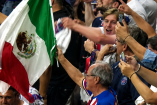 Un aficionado mexicano festejó el título del PSG con la playera de Chivas.
