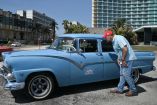 Vic Mellor, empresario estadounidense y candidato republicano, observa un automóvil clásico estacionado en una calle de La Habana.