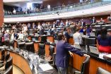 Senadores dan la espalda durante la sesión en la que se declaró la validez de la reforma para anular elecciones