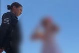 Elemento de seguridad permanece junto a una menor con identidad protegida durante una diligencia relacionada con un caso familiar.