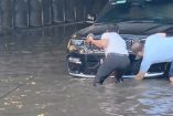 Gracias a un automovilista que traía un jeep, se logró sacar los vehículos, ya que nadie acudió en su auxilio.