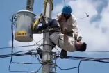 Un hombre se salvó de milagro luego de recibir una descarga eléctrica cuando se encontraba arriba de un poste de luz realizando algunos trabajos.