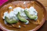 Receta de enfrijoladas con chipotle, rellenas de jamón