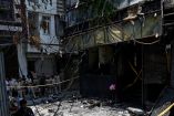 Bomberos y policías rescataron a más de 40 personas tras el incendio en Nueva Delhi.
