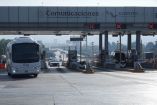Durante su fuga, el conductor atravesó un filtro de revisión instalado por elementos de la Guardia Nacional a pocos metros de la caseta.