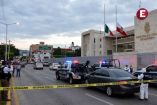 Patrullas de la policía y peritos forenses acordonando la zona alrededor de un vehículo sedán estacionado frente a la fachada principal del Congreso del Estado de Guerrero en Chilpancingo.