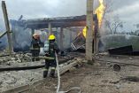 Bomberos combatiendo el fuego tras la explosión de una bodega clandestina de gas LP que quedó reducida a escombros en Tepeaca, Puebla.