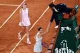 La ucraniana Marta Kostyuk ignora a la rusa Mirra Andreeva y solo ofrece la mano a la juez de silla tras su partido en las semifinales de Roland Garros.
