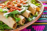Cómo recalentar tacos dorados de pollo