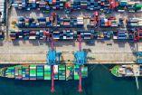 El gobierno federal anunció la eliminación de la dictaminación de Avisos en materia de comercio exterior que se presentan ante dichas autoridades a través de la Ventanilla Única de Trámites de Comercio Exterior, lo cual agilizará las actividades económicas.Lo anterior, en el marco del decreto publicado en el Diario Oficial de la Federación el 4 de mayo de 2026, en el que se habilita la Ventanilla Única de Trámites de Comercio Exterior y se establece que operará bajo la estandarización, interoperabilidad, uso de datos, trazabilidad, seguridad de la información, enfoque de persona usuaria, mejora continua y eliminación de cargas administrativas innecesarias.En este sentido, los Avisos ya no requerirán una resolución expresa, al tratarse de trámites considerados autogestivos.La medida obedece a que dichos trámites tienen como finalidad únicamente informar sobre la realización de actividades reguladas por dichas autoridades. Esto no exime a los particulares regulados del cumplimiento de las disposiciones normativas en la materia, por lo que continúan sujetos a las acciones de verificación, vigilancia y control de la Secretaría de Economía, el Servicio de Administración Tributaria y la Agencia Nacional de Aduanas, y, en su caso, a las sanciones administrativas que les resulten aplicables.Cabe señalar que se exceptúan de la medida los trámites de “Avisos automáticos de importación de productos siderúrgicos”, “Avisos Automáticos de Exportación de Tomate Fresco”, así como “Avisos automáticos de importación de máquinas de funcionamiento eléctrico, electrónico, mecánico o combinación de ellos, a través de las cuales se realicen sorteos con números o símbolos sujetos al azar”, únicamente en su modalidad de “informe de observaciones respecto de los estándares mínimos de seguridad que deriven de cualquier inspección de supervisión de cumplimiento”.Asimismo, se excluyen las modalidades de “Modificación Alta de domicilio de una planta, bodega o almacén-PROSEC” y “Modificación Baja de domicilio de una planta, bodega o almacén-PROSEC”.Estas exclusiones responden estrictamente a los ajustes técnicos que actualmente deben implementarse en los sistemas correspondientes.