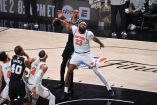 Los centros Mitchell Robinson, de los New York Knicks, y Victor Wembanyama, de los San Antonio Spurs, fueron los protagonistas del momento en que un aficionado se tomó una selfie en la duela.