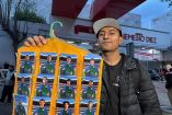 Vendedor de estampitas santificadas de la Selección Mexicana