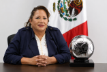 La diputada Gabriela Chumacero tiró el trofeo que acredita al Cruz Azul como el mejor equipo de la temporada 2025-2026.