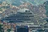 La cárcel fue concebida originalmente como un centro comercial futurista en Caracas.