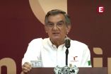 El gobernador de Tamaulipas, Américo Villarreal, muestra su visa estadounidense vigente ante los medios de comunicación en el Palacio de Gobierno.
