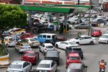 Caos vial y congestión masiva de autos y taxis frente a una gasolinera Pemex en Tuxtla Gutiérrez debido a la toma de maestros de la CNTE que regalan gasolina Magna.