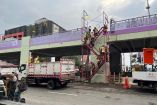 En paralelo, trabajadores avanzan en la intervención artística de los pilares que sostienen la estructura