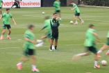Rafa Márquez ya luce su carácter para dirigir la sesión con los jugadores en el CAR