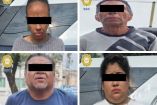 Los dos hombres y las dos mujeres se dieron a la fuga a bordo de un vehículo con la cromática rosa con blanco