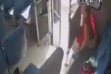 Una mujer fue grabada usando la parte trasera de un autobús de la Ruta 1 en Cuernavaca como baño; el video se viralizó y generó indignación en redes sociales.