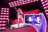 Madonna envía mensaje a los fans que pasan el concierto grabando