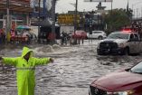 Fuertes lluvias provocaron inundaciones y un bloqueo total en la Calzada Ignacio Zaragoza.