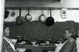 Dos mujeres en la cocina, captada por Manuel Álvarez Bravo.