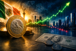 Moneda mexicana con la leyenda Estados Unidos Mexicanos frente a un dólar estadounidense, gráficas financieras al alza y skyline urbano que representan la apreciación del peso mexicano.