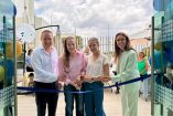 Participantes realizan el corte de listón durante la inauguración del Centro de Investigación Clínica de AMIC en Pachuca.
