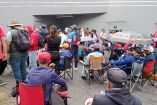 Maestros de la CNTE afuera de televisoras