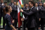 Guillermo Ochoa recibió la bandera de manos de la presidenta Claudia Sheinbaum