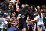 Tim Ream saluda a los aficionados antes del entrenamiento del equipo de las barras y las estrellas.