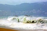 La tormenta tropical se acerca a costas de Guerrero y Oaxaca, donde ya provocó inundaciones y deslaves. En Hidalgo reportan localidades incomunicadas.