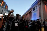 Aficionados de los San Antonio Spurs fueron agredidos por fanáticos de los New York Knicks al final del partido del lunes en las Finales de la NBA.