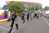 Policías resguardando las inmediaciones del Estadio Ciudad de México.