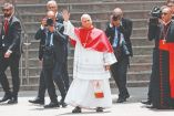 El Papa llamó también a los catalanes a aprender “a detenerse, a dar valor a las cosas importantes” para desarrollar “un pensamiento crítico”.