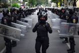 CIUDAD DE MÉXICO 03JULIO2025.- Una policía camina entre elementos antimotín quienes mantenían formación antes de pretender repeler una manifestación.FOTO:ROGELIO MORALES /CUARTOSCURO.COM