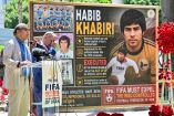 Asghar Adibi, que jugó en la selección iraní en los años 70s, habla en el mitin contra la Federación de Irán, en Los Ángeles.