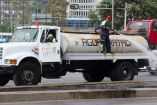 CIUDAD DE MÉXICO, 04ABRIL2019.- Trabajador de la ciudad riegan los camellones de Paseo de la Reforma, mientras uno más se dispone a manejar la pipa que transporta agua tratada.FOTO: ROGELIO MORALES /CUARTOSCURO.
