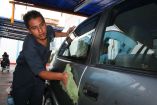 MÉXICO, D.F., 25JULIO2008.-  Victor Reyes, es un lava coches de Lindavista que trabaja en un establecimiento serio, recibe propinas por cada uno que seca y almorolea, a diferencia de los lava coches de las calle o franeleros, Victor recibe un sueldo por sus servicios, es dura la chamba pero no me va tan mal comenta mientras seca la puerta de un auto.  FOTO: RICARDO CASTELAN /CUARTOSCURO.COM