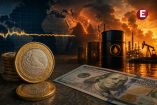 Monedas mexicanas y billete de dólar frente a barriles de petróleo, refinería y mapa financiero global por tensiones en Medio Oriente.