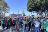 La afición mexicana se formó tres horas antes del partido inaugural en el Memorial Coliseum