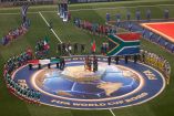 Por primera ocasión en la historia de los Mundiales, los futbolistas se alinearon en el círculo del medio campo.