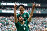 Gilberto Mora celebra junto a Raúl Jiménez el segundo tanto mexicano a unos minutos de haber ingresado de cambio.