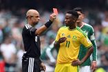 El árbitro brasileño Wilton Sampaio muestra la tarjeta roja a Themba Zwane, después de acudir al VAR para valorar una agresión del mediocampista sudafricano sobre Roberto Alvarado durante la inauguración del Mundial.