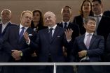David Trunda, presidente de la Federación Checa de Futbol, convive con Gianni Infantino, presidente de la FIFA y con el exjugador francés Youri Djorkaeff, el exjugador español Fernando Hierro y Chung Mong-gyu, presidente de la Asociación de Futbol de Corea del Sur.