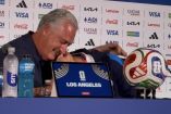 El futbolista del Brighton tuvo un momento emotivo durante la conferencia de prensa