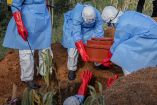 Autoridades sanitarias del Congo sepultan a una persona que falleció por ébola.